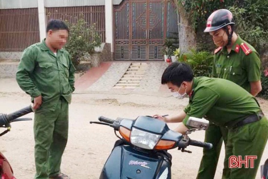 Công an xã ở Hà Tĩnh phạt người tham gia giao thông không đeo khẩu trang